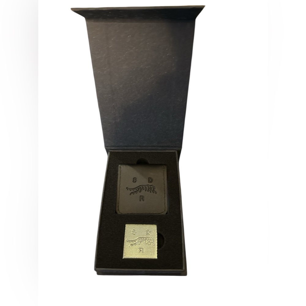 Sun Day Red - Tiger Woods Limited Edition Ball Marker III Square Kit Green New